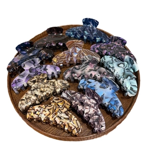Lot de 11 pinces à cheveux en acétate marbré aux couleurs vives sur plateau en bois