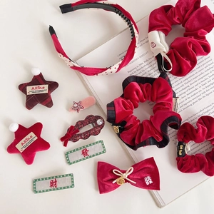 Détails d'un ensemble d'accessoires de cheveux en velours rouge avec nœuds festifs