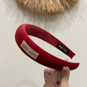 Serre-tête épais en velours rouge avec étiquette de marque et design vintage