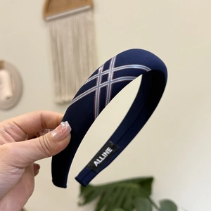 Serre-tête en tissu bleu avec motifs géométriques et étiquette anglaise élégante