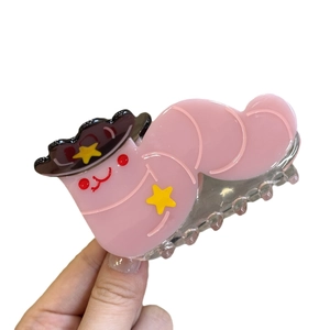 Pince à cheveux chenille en acétate rose avec chapeau de cow-boy et dents transparentes