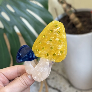 Creative mushroom hair claw clip with rhinestones and marble texture for elegant hair styling
