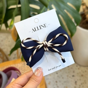 Barrette à cheveux minimaliste avec nœud en sergé bleu marine et centre tissé sur carte