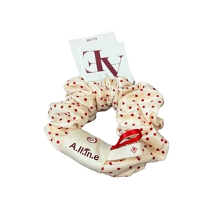 Chouchou en velours crème avec pois rouges et ruban décoratif pour accessoires