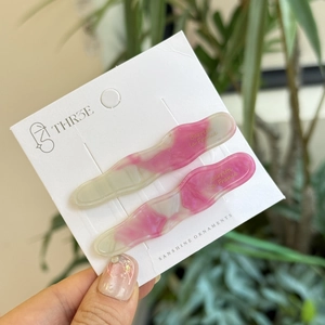 Lot de deux barrettes à cheveux ondulées en acétate rose et vert effet marbré