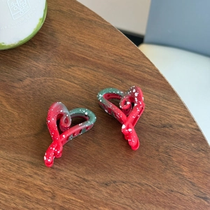 Pinces à cheveux en forme de cœur rouge et vert avec taches d'encre blanches