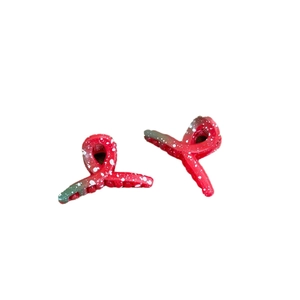 Pinces à cheveux festives rouges avec taches blanches et accents verts, design nœud
