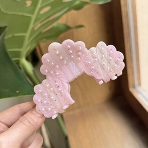 Pince à cheveux coquillage en acétate rose avec perles et détails dorés pour femme