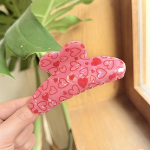 Pink heart pattern acrylic hair claw clip for women featuring sweet aesthetic style
