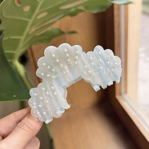 Pince à cheveux élégante en forme de coquillage avec perles et billes dorées brillantes