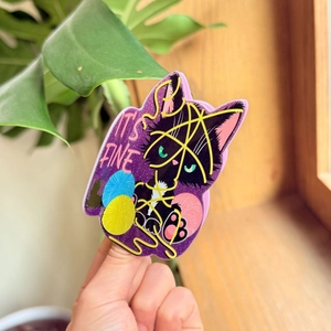 Glitter acrylic cat hair claw clip with its fine text and colorful yarn ball pattern