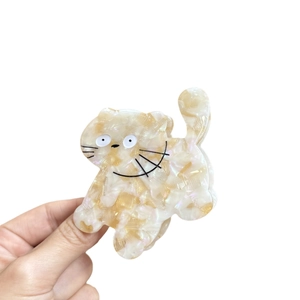 Cute acetate cat hair claw clip with cream marble texture for high ponytail styling