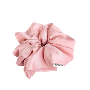 Chouchou géant en satin rose avec texture soyeuse et volants plissés doux