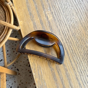 Detailed view of the hollow semi-circular hair claw clip in tortoiseshell finish