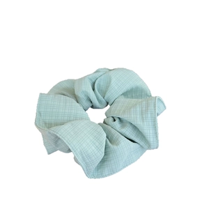 Chouchou vert menthe à motif gaufre avec un design plissé minimaliste pour cheveux