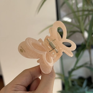Eleganter 3D-Schmetterling-Haarclip aus pfirsichrosa Harz mit silberner Metallfeder