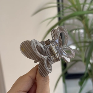 Detailansicht einer zweilagigen Schmetterlings-Haarklammer mit brauner Muschelstruktur