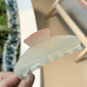 Elegant gradient acetate hair claw clip with seven-tooth design for women's hairstyling