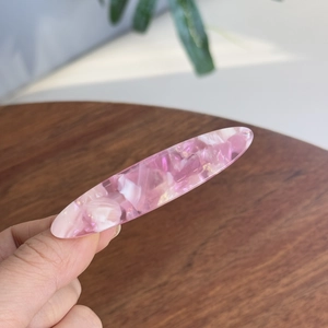 Barrette à cheveux longue en acétate avec motif marbré rose et blanc et fini brillant