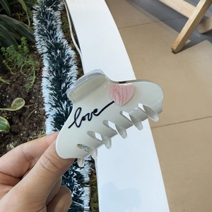 Elegante witte acetaat haarklem met roze hartjes en Love-belettering ontwerp