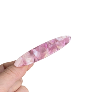 Pince à cheveux rose marbrée style dopamine élégante pour coiffure féminine tendance