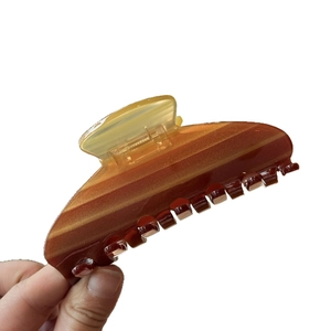 Elegant gradient acetate hair claw clip with seven teeth and subtle glitter for women