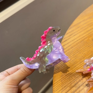 Pince à cheveux dinosaure en acétate avec motif marbré coloré et pince à ressort
