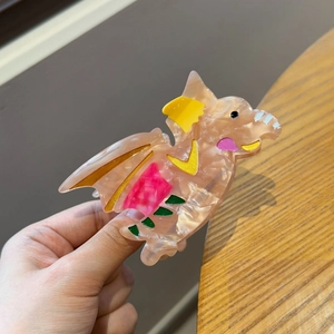 Pince à cheveux dinosaure en acétate rose marbré avec motifs colorés
