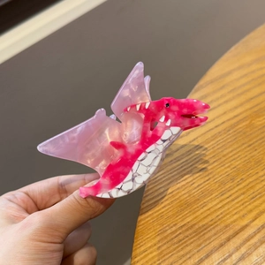 Pince à cheveux ptérodactyle en acétate rose avec un motif à carreaux unique