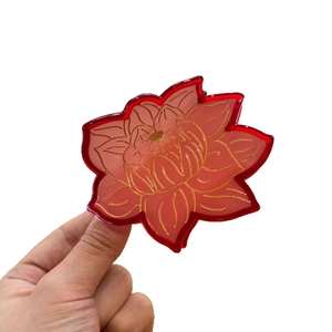 Pince à cheveux lotus rouge en acétate avec des détails dorés élégants