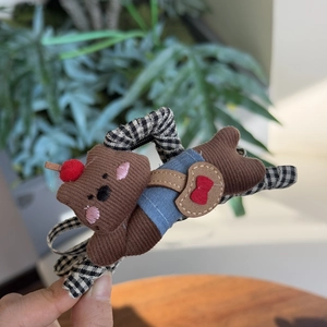 Pince à cheveux ours en peluche marron avec revêtement en tissu à carreaux noir et blanc