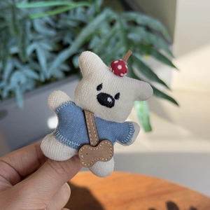 Gros plan détaillé d'une mignonne pince à cheveux en tissu faite main avec gaufre