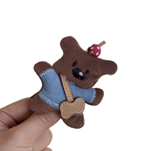 Pince à cheveux chiot en tissu marron avec tenue en denim et détail de champignon