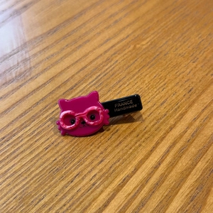 Details einer pinken Katzen-Haarklammer mit Brille und France Handmade Goldlogo