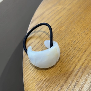 Elastico per capelli minimalista con fibbia a forma di C in acetato bianco marmorizzato
