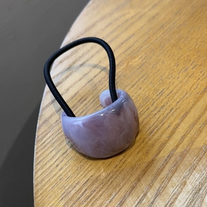 Elegante elastico per capelli in resina marmorizzata rosa con fascia nera elastica