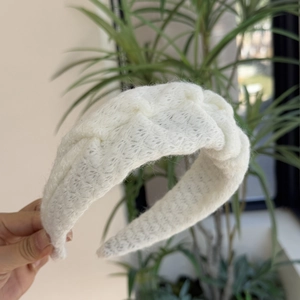Elegante witte gebreide twist-haarband met zachte mohair textuur en hoog ontwerp