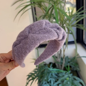 Elegante paarse gebreide haarband voor dames met zachte wollen textuur