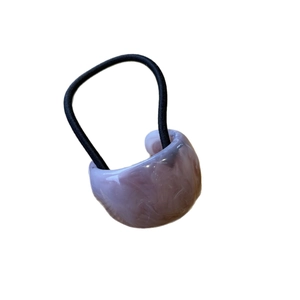 Elegante elastico per capelli con motivo marmorizzato viola e fascia nera elastica su bianco