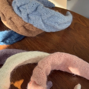 Detailopname van de veelkleurige gebreide haarbanden met zachte mohair textuur