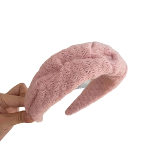 Roze gebreide brede hoofdband voor dames, dikke textuur, elegant haaraccessoire voor lente