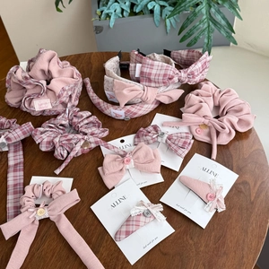 Süßes Rosa Pläd Schleife Haarschmuck Set Für Damen Handgemacht Spitze Knopf Stirnband Scrunchie BB Clip Entenschnabel Clip Haarband