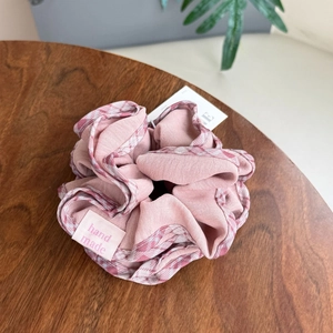 Rosa gerafftes Haargummi mit rot-weißem Karorand und Handmade-Label aus Stoff
