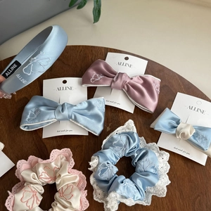 Set di Accessori per Capelli in Satin con Ricamo a Farfalla Dolce per Donna Elastici in Pizzo Blu Rosa Fermagli con Fiocco Cerchietto Imbottito