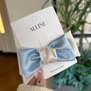 Fermaglio a fiocco in raso blu e beige con ricamo a farfalla su base in cartone
