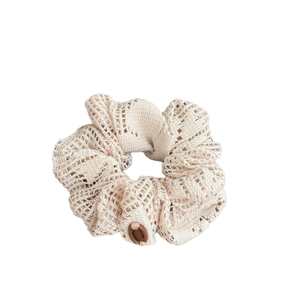 Chouchou crocheté blanc crème en lin avec détail de bouton en bois de style vintage