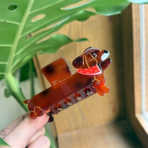 Süße Haarklammer aus Acryl im Dackel-Design mit rotem gepunktetem Schal für Frauen