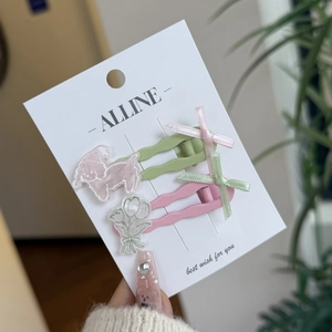 Douces barrettes à ruban rose et vert avec motifs chiot et tulipe sur carte de support