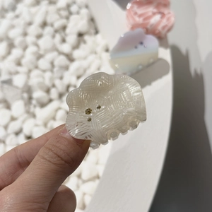 Pince à cheveux blanche en forme de nuage avec motif à carreaux et perles