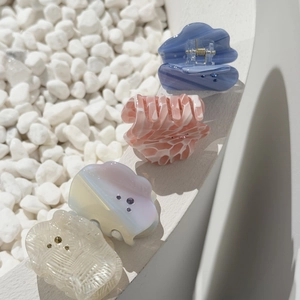 Détail de pinces à cheveux en acétate en forme de nuage, marbre rose, bleu et irisé